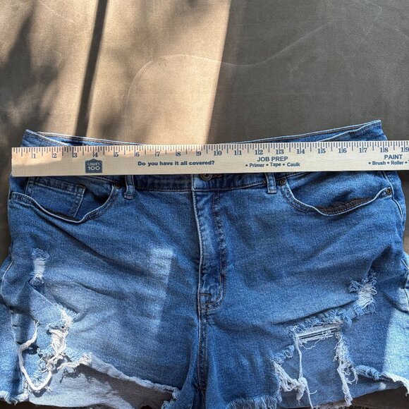 Sofia Jeans Mid Rise Medium Wash Distressed Denium Shorts Women's Size 18 - Picture 14 of 15